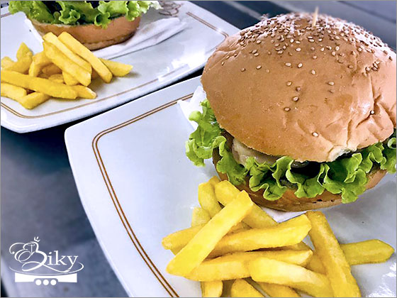 Hamburguesa de res, vegetales y vianda fríta